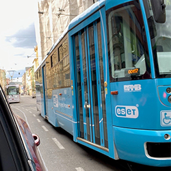 V Brně letos na podzim jezdí ESET tramvaj