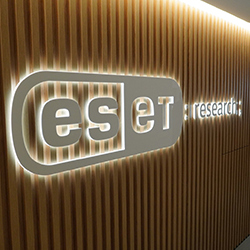 ESET představil práci v kybernetické laboratoři studentce střední školy