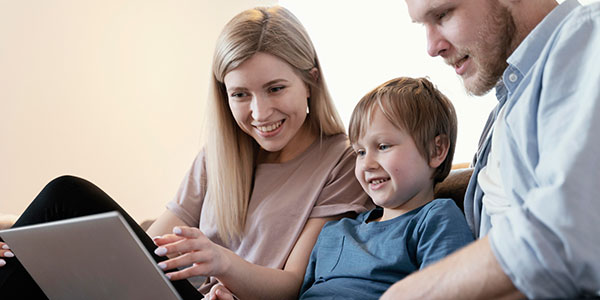 Digitális biztonság cikkek családoknak