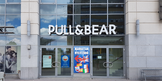 Az Árkád bevásárlóközpont főbajáratától balra található másik bejárat felette Pull and Bear felirattal