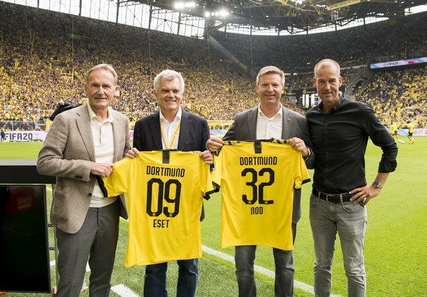 ESET in the BVB family: Handing over the sponsorship jersey on the first Bundesliga matchday